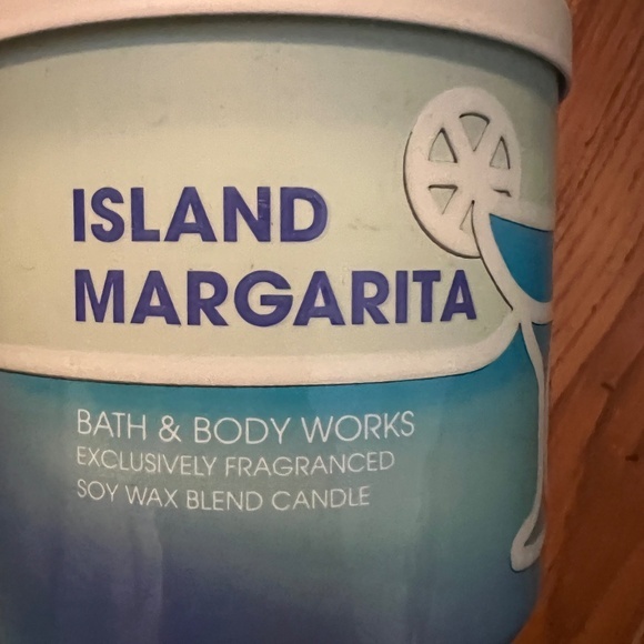 Bath & Body Works*Island Margarita*Sweet Mandarin Island Mango 3 Wick Candle NEW - Picture 1 of 3